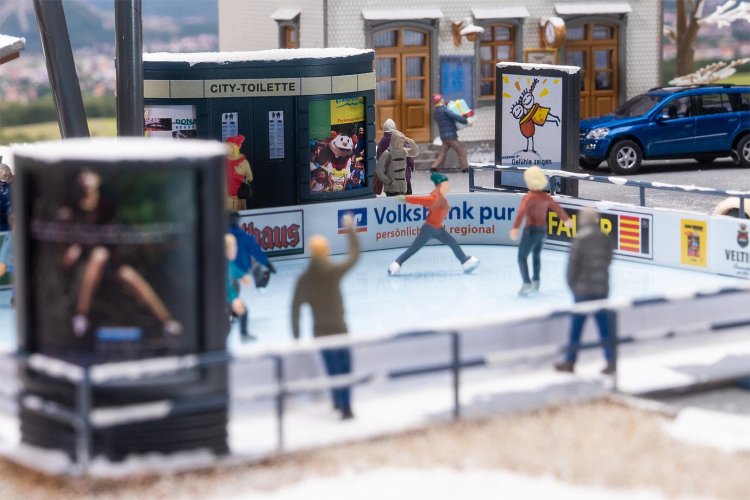 1:87 H0 Faller 134007 Kunstijsbaan met Tribune & Kiosk voor Diorama - Fa134007 2 - FA134007