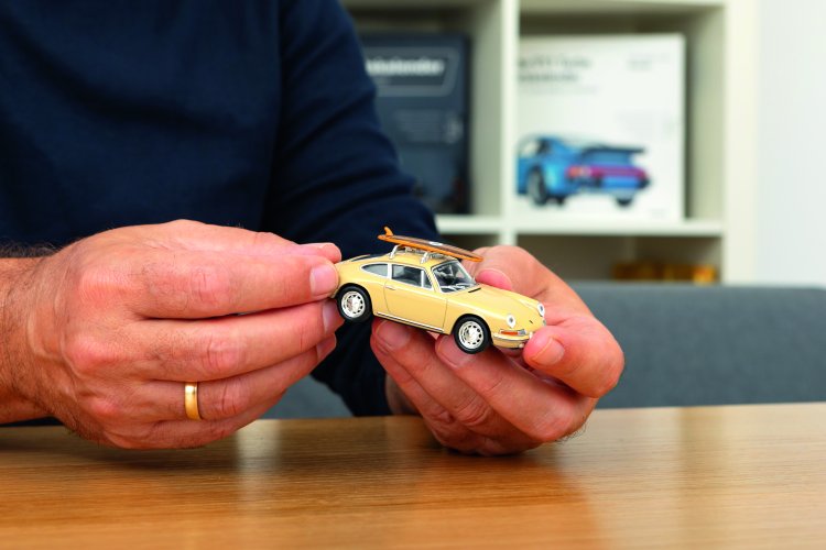 1:43 Franzis 67263 Porsche 911 met Surfplank - Champagnegeel - Adventskalender met Geluid - Fr67263 11 - FR67263