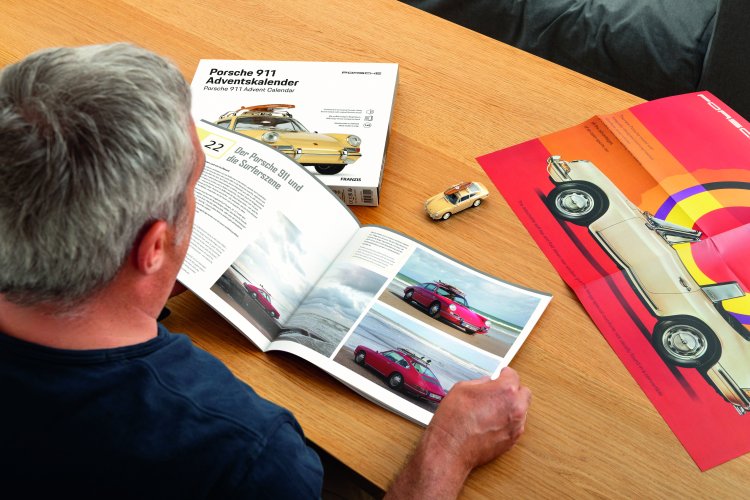 1:43 Franzis 67263 Porsche 911 met Surfplank - Champagnegeel - Adventskalender met Geluid - Fr67263 12 - FR67263