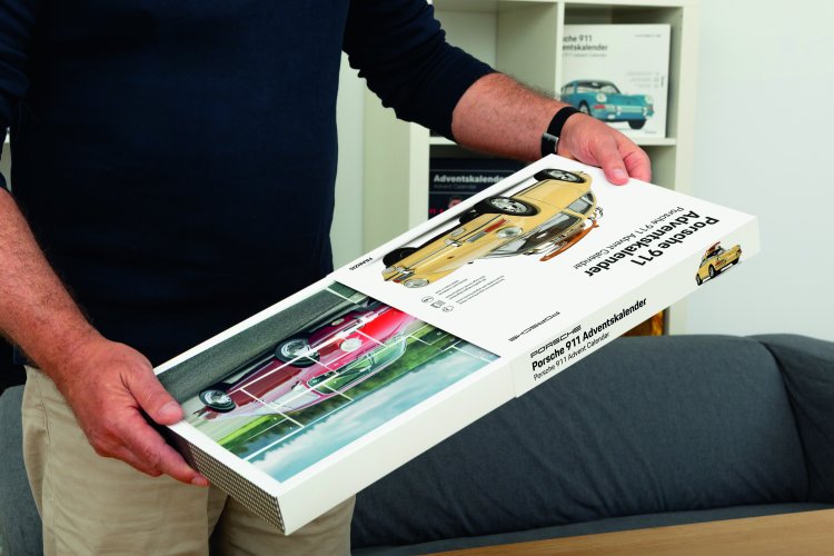 1:43 Franzis 67263 Porsche 911 met Surfplank - Champagnegeel - Adventskalender met Geluid - Fr67263 13 - FR67263