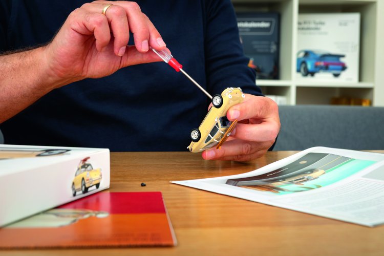 1:43 Franzis 67263 Porsche 911 met Surfplank - Champagnegeel - Adventskalender met Geluid - Fr67263 14 - FR67263