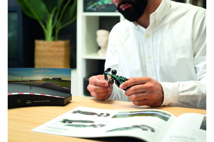 1:43 Franzis 67325 Aston Martin Aramco AMR25 - Fernando Alonso - Formula 1 - Advent Calendar with Sound - Fr67325 10 - FR67325