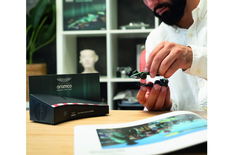 1:43 Franzis 67325 Aston Martin Aramco AMR25 - Fernando Alonso - Formula 1 - Advent Calendar with Sound - Fr67325 11 - FR67325