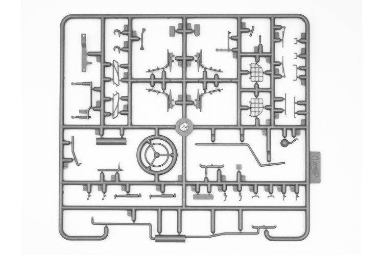 1:35 ICM 35017 ZIL-131 with DShKM and Crew &ndash; Ukrainian Armed Military Truck with 2 Figures - Icm35017 5 - ICM35017