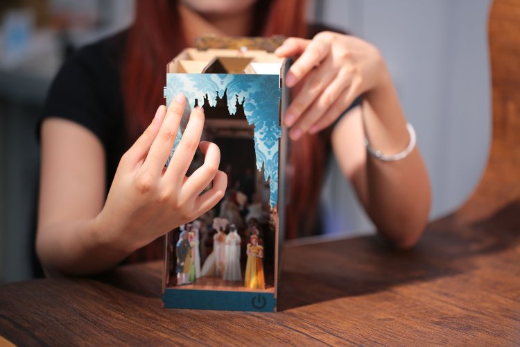 Revell 00542 Tiny Adventures &ndash; Bridgerton &ldquo;The Duke and I&rdquo; &ndash; Book Nook with LED Lighting &ndash; 18x11x23cm - Rev00542 14 - REV00542