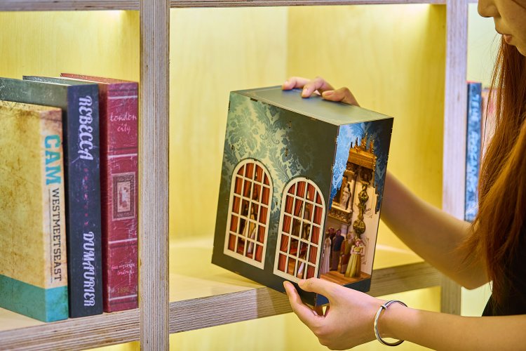 Revell 00542 Tiny Adventures &ndash; Bridgerton &ldquo;The Duke and I&rdquo; &ndash; Book Nook with LED Lighting &ndash; 18x11x23cm - Rev00542 15 - REV00542