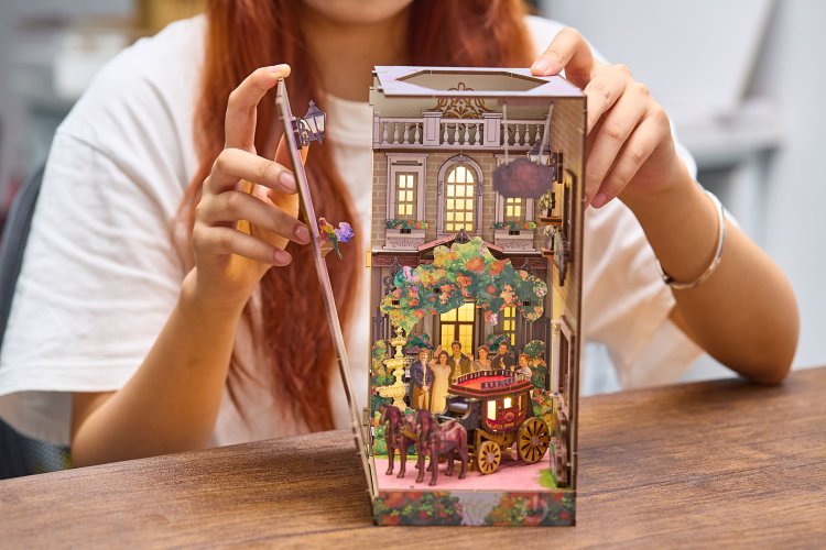 Revell 00543 Tiny Adventures &ndash; Bridgerton &ldquo;Into the Light&rdquo; &ndash; Book Nook with LED Lighting &ndash; 18x11x23cm - Rev00543 10 - REV00543