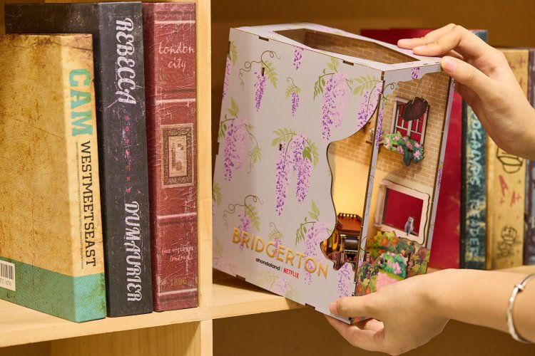 Revell 00543 Tiny Adventures &ndash; Bridgerton &ldquo;Into the Light&rdquo; &ndash; Book Nook with LED Lighting &ndash; 18x11x23cm - Rev00543 11 - REV00543