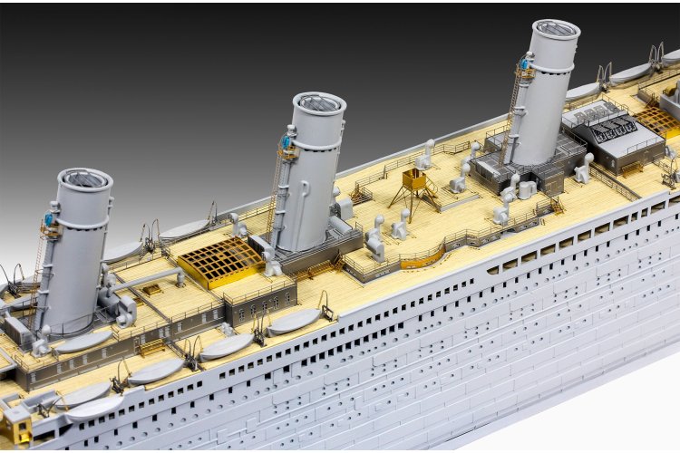 1:400 Revell 05243 R.M.S. Titanic &ndash; Olympic-Class Ocean Liner &ndash; Platinum Edition &ndash; British Passenger Ship - Rev05243 4 - REV05243