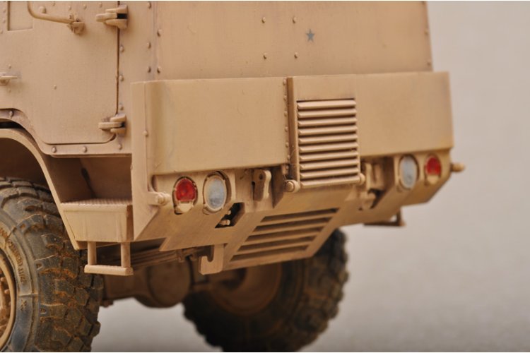 1:35 Trumpeter 01008 M1083 FMTV Armor Cab - Amerikaanse Militaire Vrachtwagen - Tru01008 10 - TRU01008