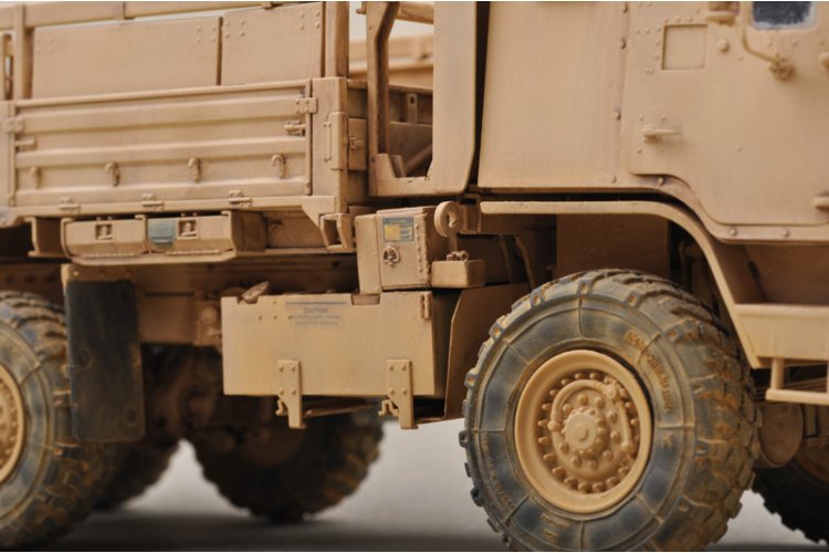 1:35 Trumpeter 01008 M1083 FMTV Armor Cab - Amerikaanse Militaire Vrachtwagen - Tru01008 9 - TRU01008