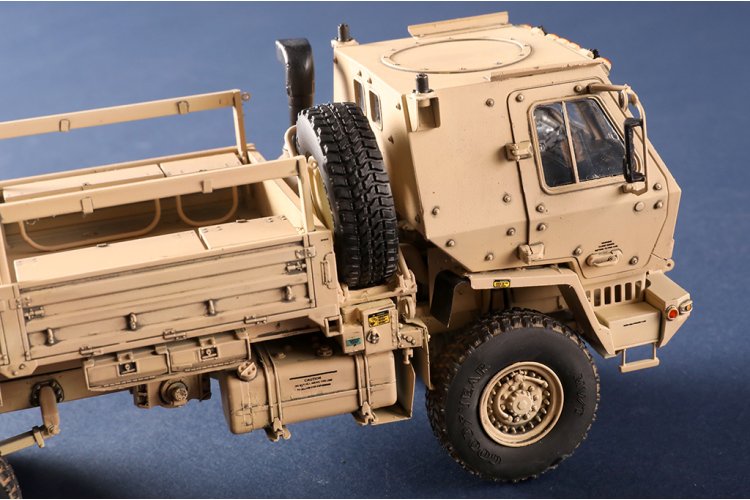 1:35 Trumpeter 01097 M1078A1P2 LMTV - Amerikaanse Militaire Truck - Tru01097 35 - TRU01097
