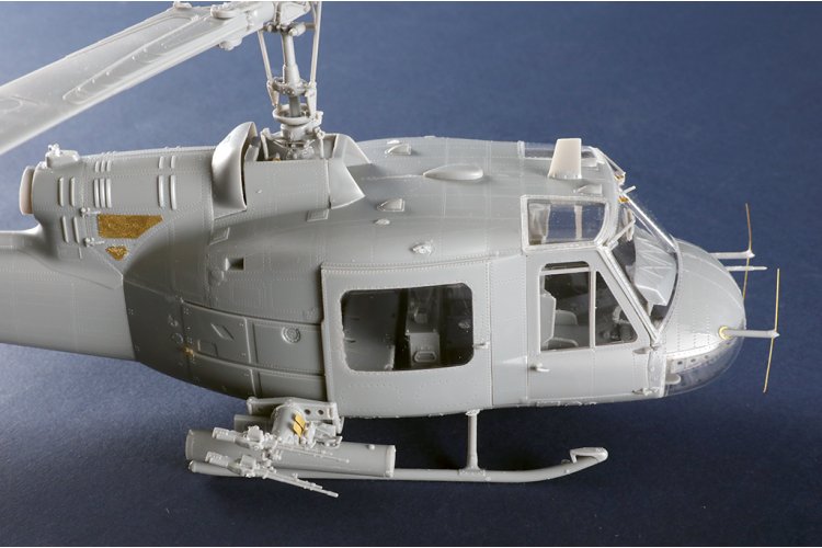 1:35 Trumpeter 05112 UH-1B Huey Gunship - Amerikaanse Militaire Helikopter - Tru05112 10 - TRU05112