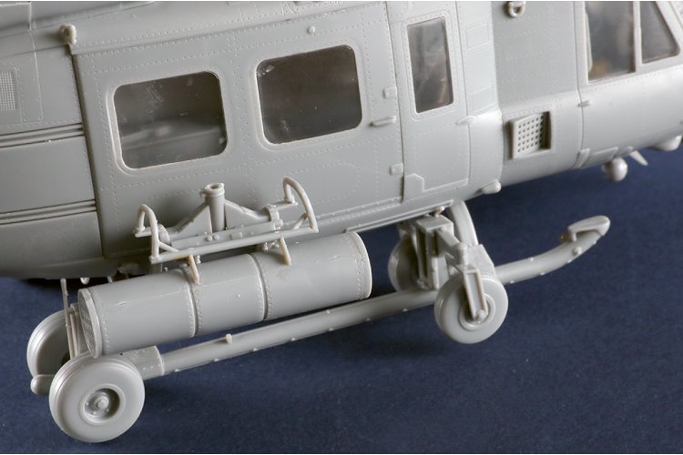 1:35 Trumpeter 05118 Bell UH-1Y Venom &ndash; American Military Helicopter - Tru05118 10 - TRU05118