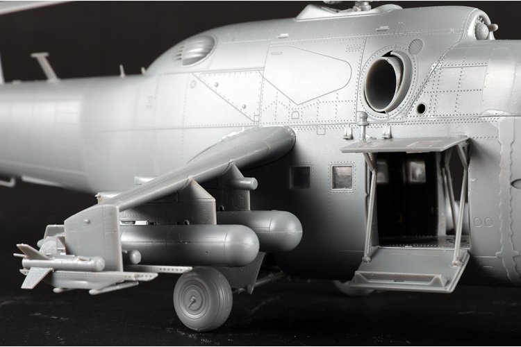 1:48 Trumpeter 05828 Mil Mi-24A Hind-B - Helicopter - Tru05828 11 - TRU05828