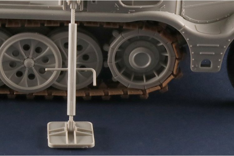 1:35 Trumpeter 09576 Heavy Half-Track 18t Sd.Kfz.9/1 with 6 Ton Bilstein Crane - Tru09576 9 - TRU09576