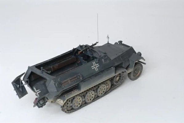 1:35 Zvezda 3572 Duitse Personnel Carrier Sd.Kfz. 251/1 Ausf. B - Zvz3572 3 - ZVZ3572